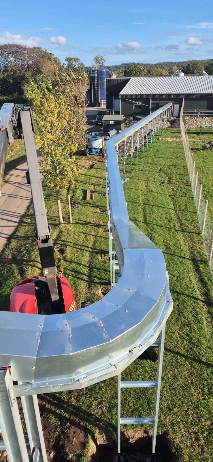 Change of direction on the elevated egg conveyor support route